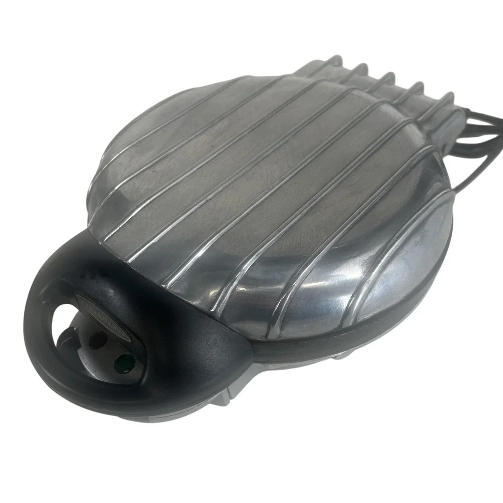 VillaWare UNO Belgian Waffle Maker Silver Round Waffler‎ 2002 1000W Electric